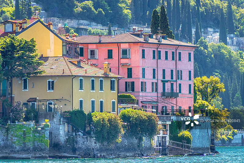 科莫湖畔瓦伦纳的彩色别墅，意大利伦巴第莱科图片素材