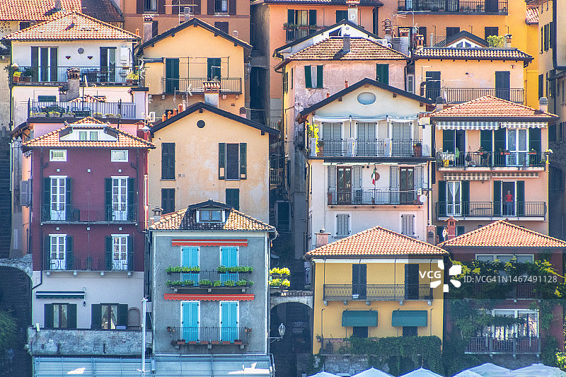意大利伦巴第莱科瓦伦纳科莫湖的彩色房屋图片素材