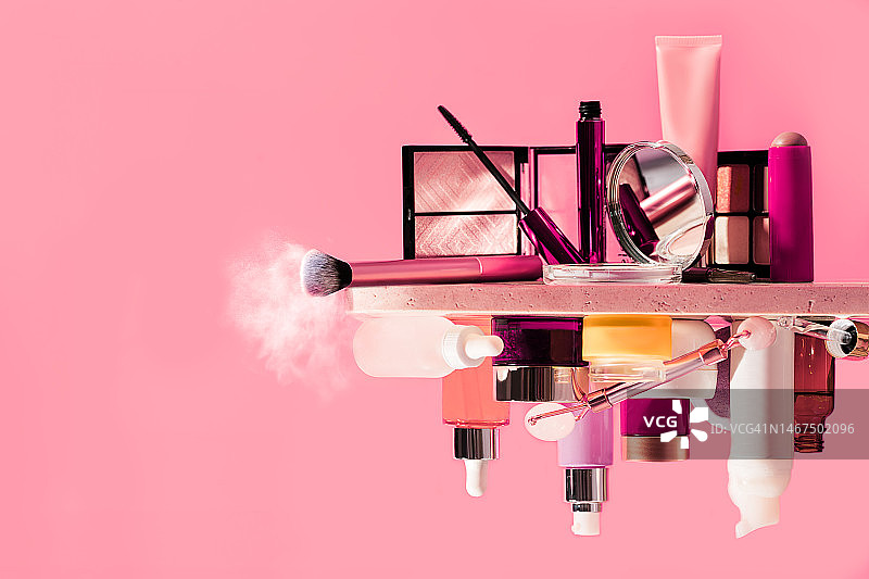 彩妆护肤品大理石台面洋红色背景图片素材