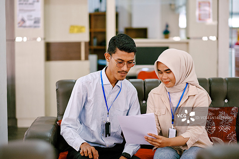 亚洲教师在办公室讨论工作图片素材