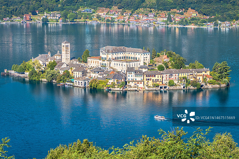 驶向意大利奥尔塔湖圣朱利奥岛的小型渡轮图片素材