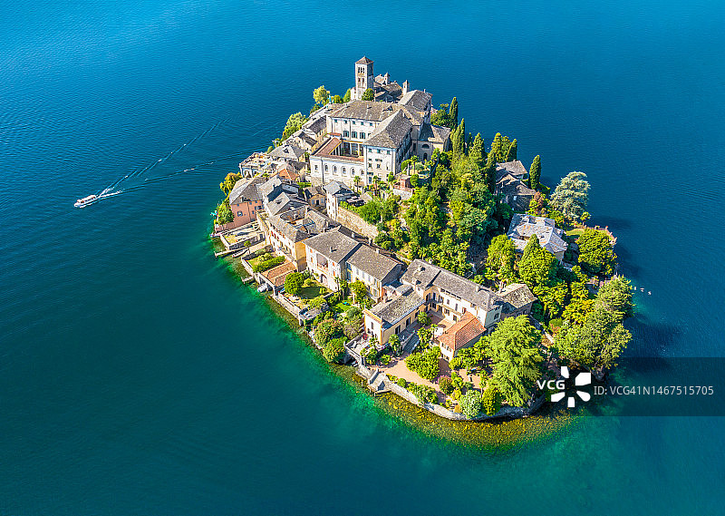 驶离意大利奥尔塔湖圣朱利奥岛的小型渡轮图片素材