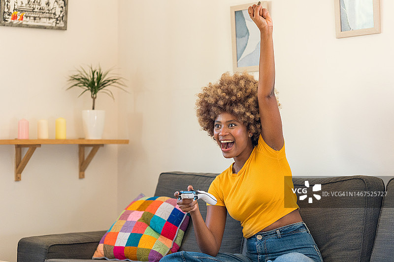 女人玩游戏机图片素材