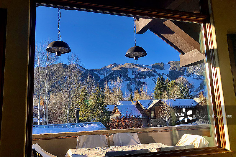 阿斯彭科罗拉多州Ajax山滑雪区景色，晨曦照亮度假小镇雪景图片素材