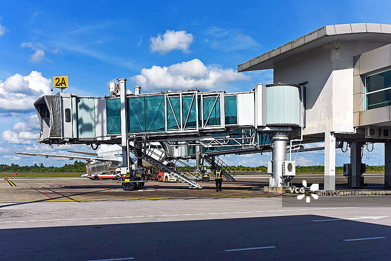 马来西亚砂拉越诗巫机场阳光明媚的登机桥图片素材