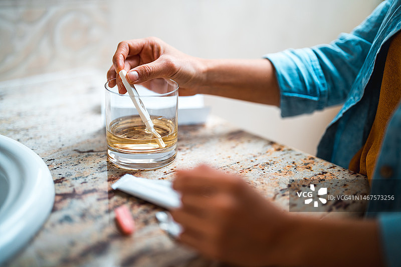 在家进行妊娠测试的亚洲女人图片素材