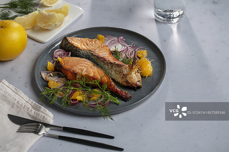 烤箱烤三文鱼片图片素材