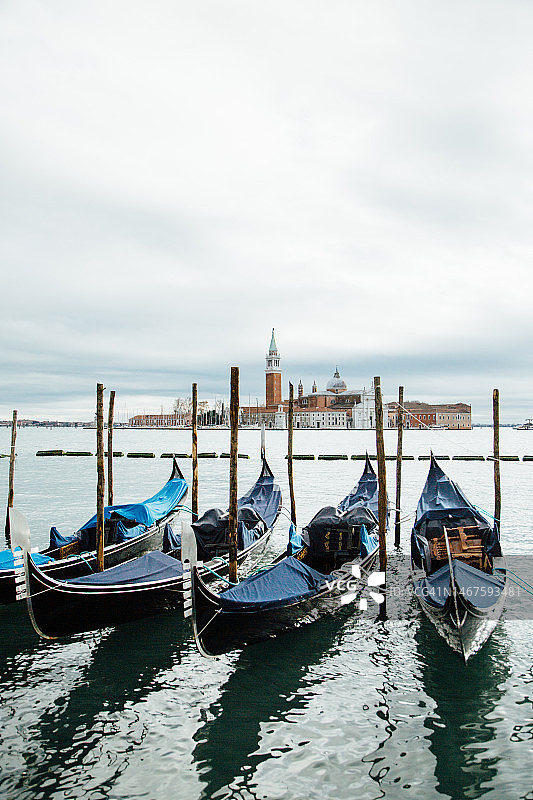 圣乔治马焦雷教堂前的贡多拉图片素材