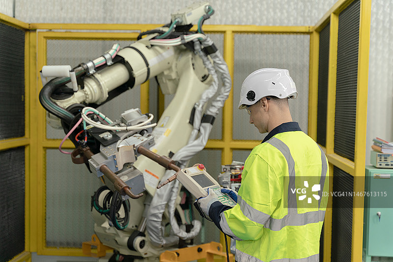 智能工业机器人手臂数字化工厂技术改造。工业4.0或第四次工业革命与物联网软件控制运营的自动化制造过程概念图片素材