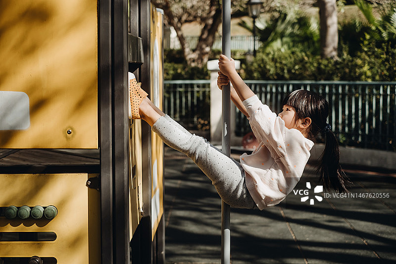 亚洲小女孩在游乐场玩耍，健康户外活动图片素材