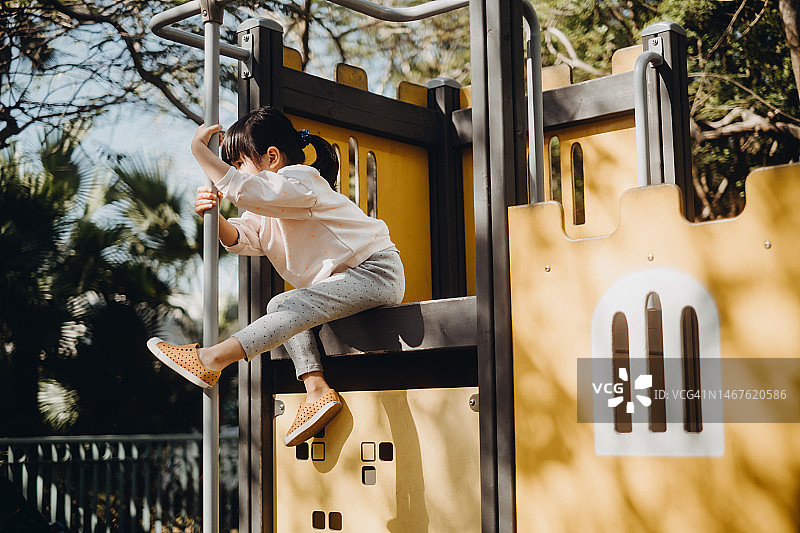 亚洲小女孩在游乐场玩耍，健康户外活动图片素材