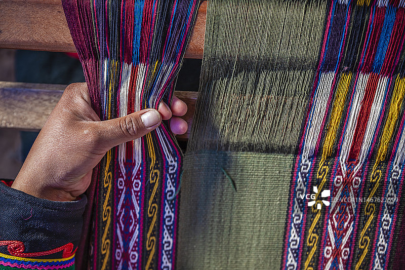 秘鲁妇女在钦切罗的神圣山谷编织图片素材