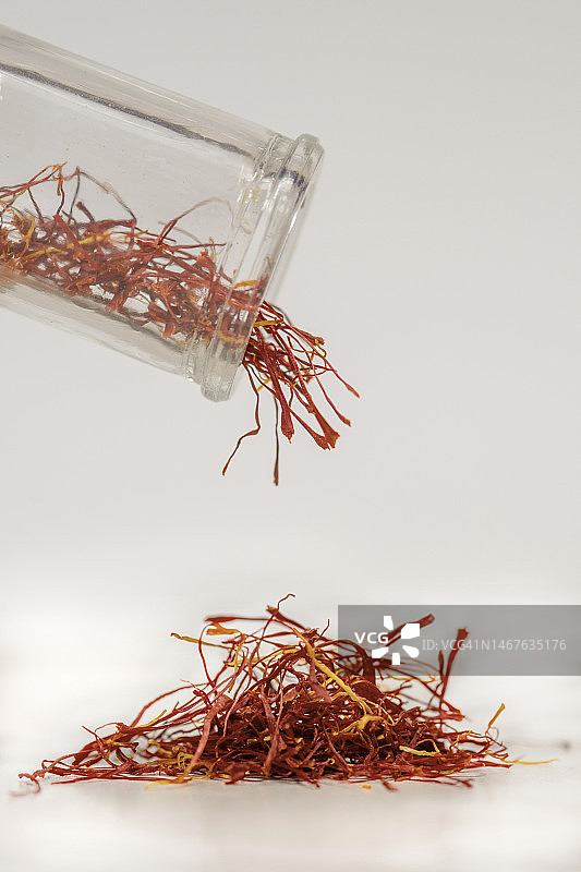 玻璃罐中散落的藏红花丝图片素材