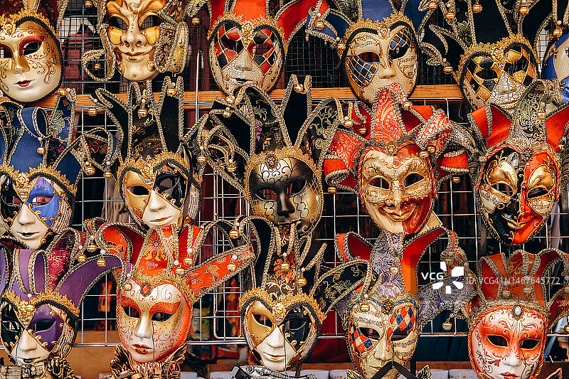 2023年2月意大利威尼斯嘉年华：威尼斯街头的传统嘉年华面具和服装图片素材