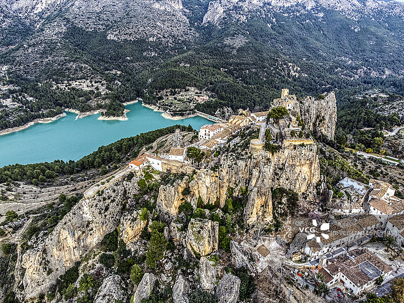 Guadalest，阿利坎特：岩层顶端小古村的鸟瞰景观图片素材