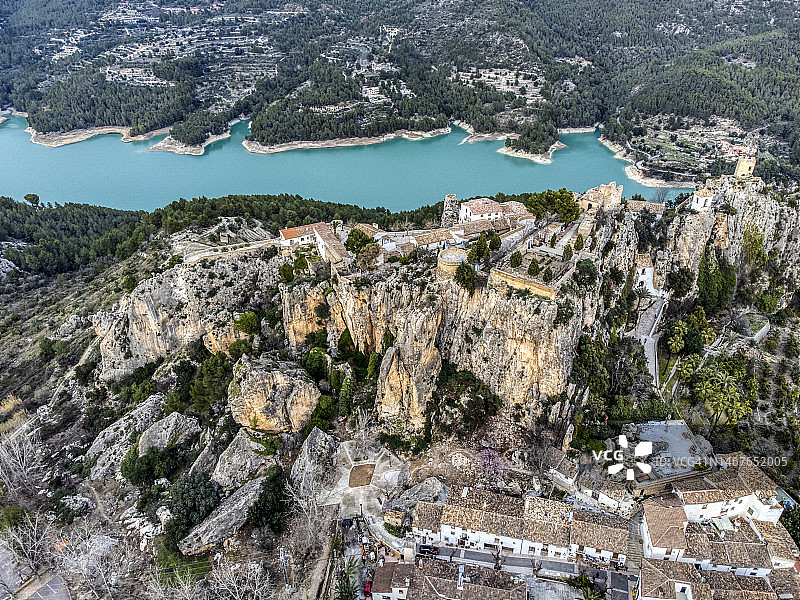 Guadalest，阿利坎特：岩层顶端小古村的鸟瞰景观图片素材
