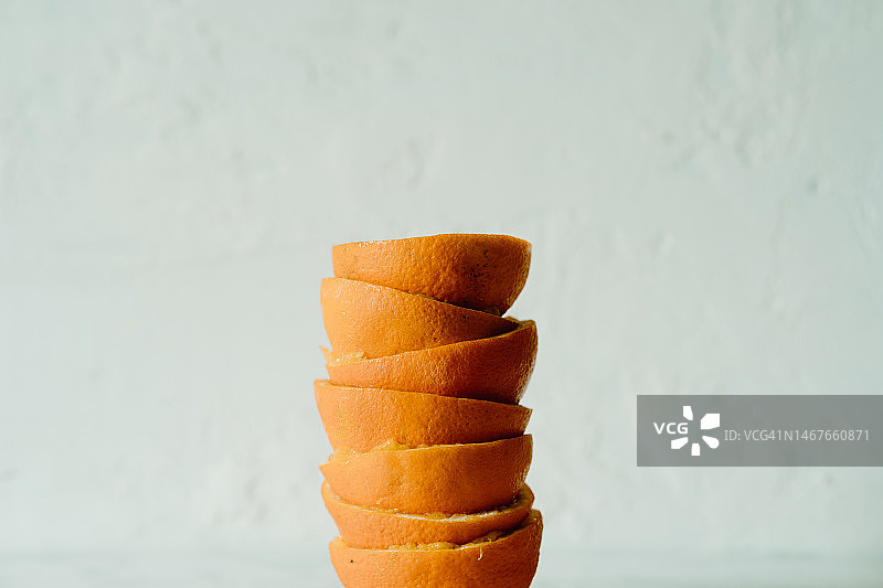 堆积的橙子皮，白色背景图片素材