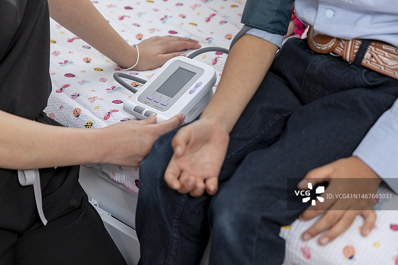 儿童使用的血压监测仪特写图片素材