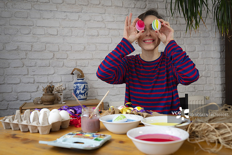 女人玩复活节彩蛋图片素材