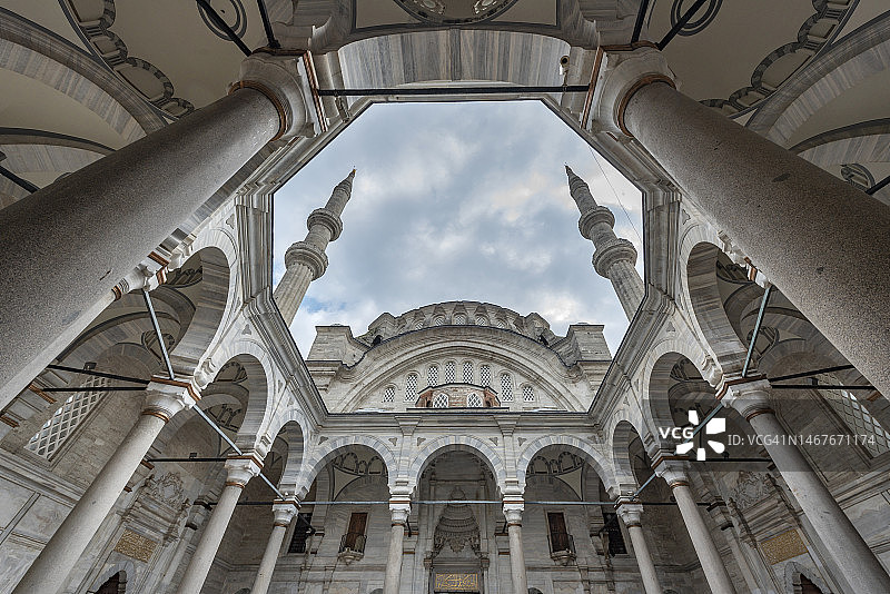 土耳其伊斯坦布尔努鲁奥斯玛尼耶清真寺的庭院图片素材