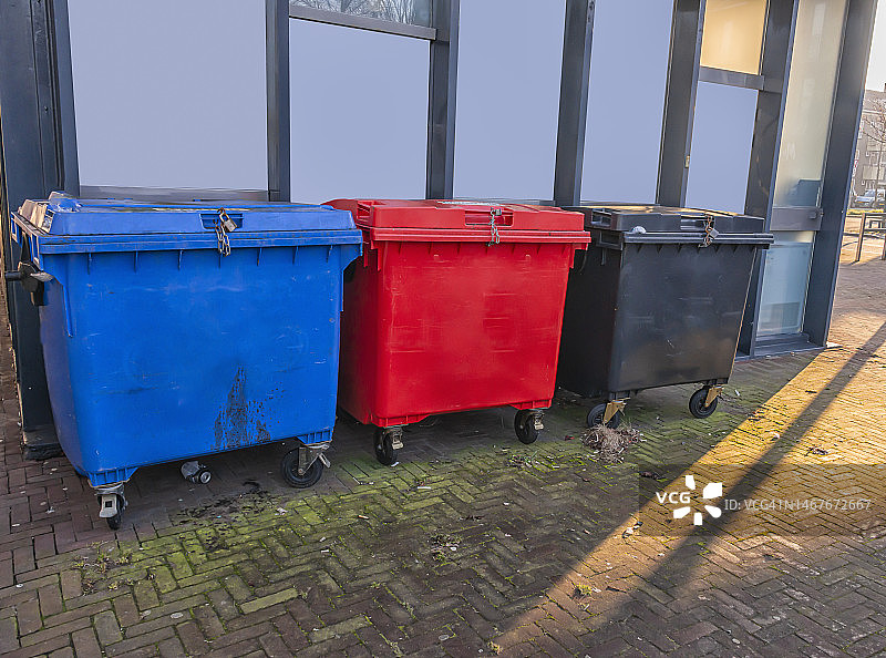 蓝、红、黑色塑料垃圾箱图片素材