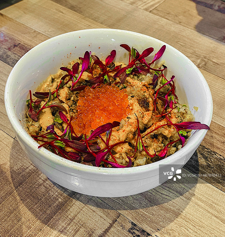 配鱼子酱和装饰的蟹肉炒饭图片素材