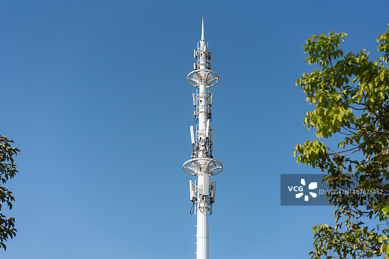 蓝天下5G信号塔图片素材
