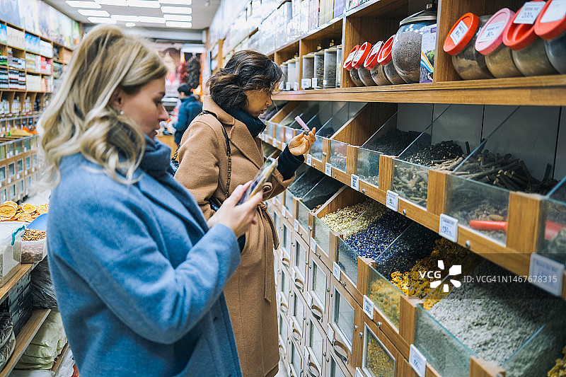 女人们在巴扎市场购买香草和香料图片素材