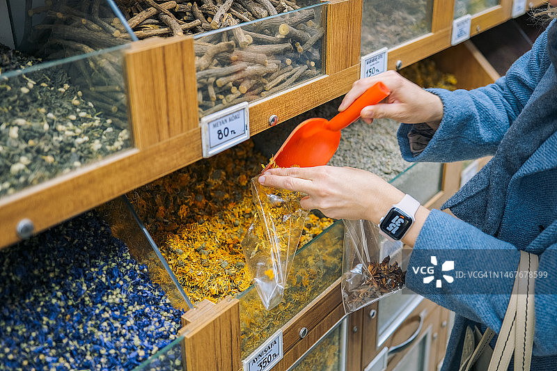 女人们在巴扎市场购买香草和香料图片素材