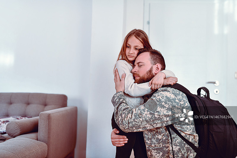 女儿不愿与当兵的父亲分离图片素材