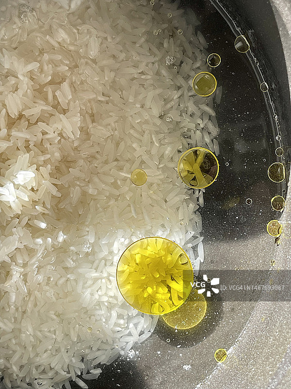 用锅煮米饭图片素材