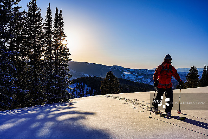 户外探险滑雪之旅，以风景秀丽的山脉为背景图片素材