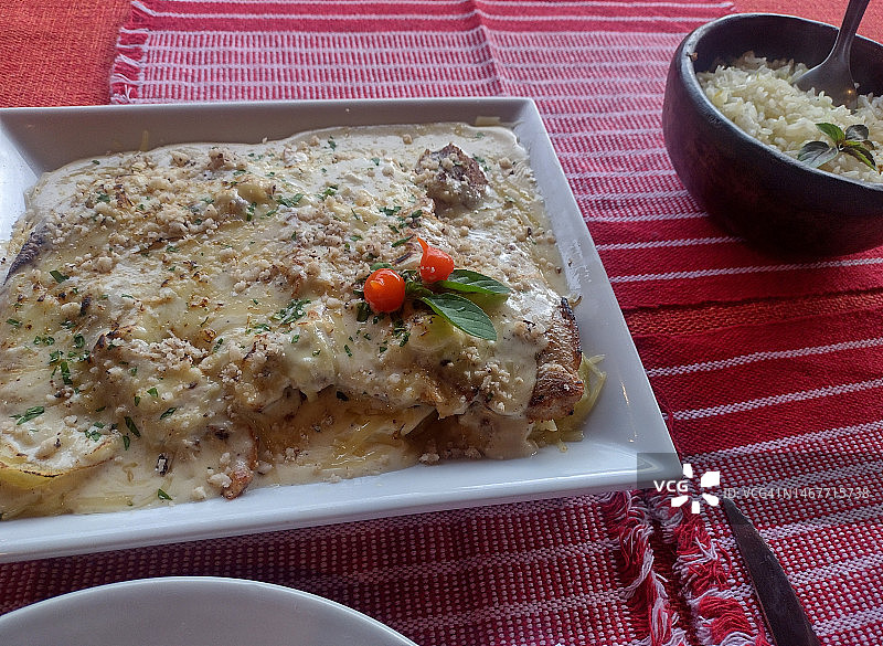 焗烤鱼片配米饭图片素材