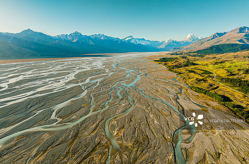 群山环绕的河流壮丽景色图片素材