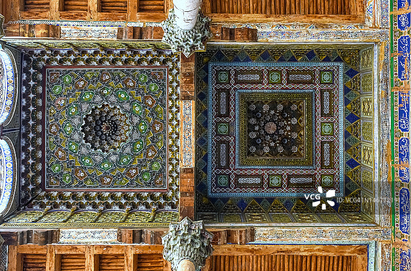 乌兹别克斯坦布哈拉，巴洛·豪兹清真寺装饰华丽的柱子、天花板和穆卡纳斯图片素材