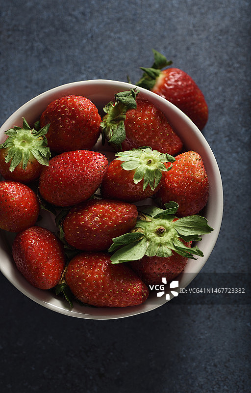 成熟的草莓碗图片素材