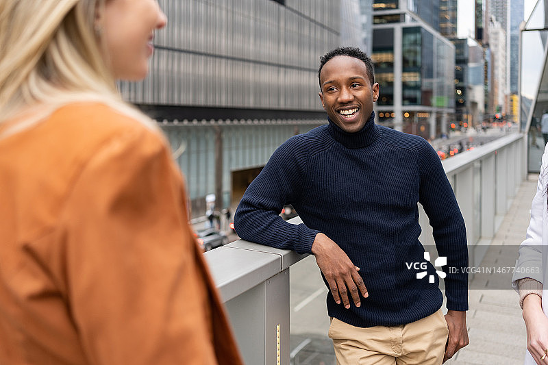 纽约市户外互动的一小群同事图片素材