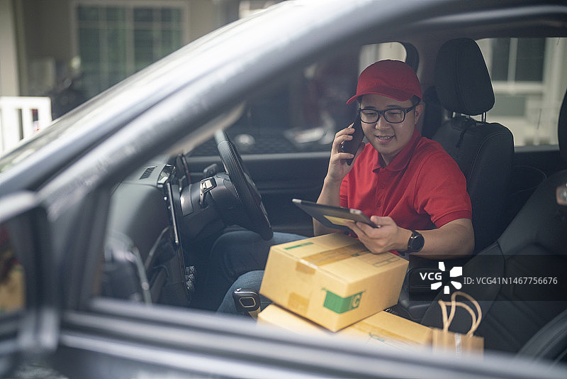 车里有一个包裹箱的送货员图片素材