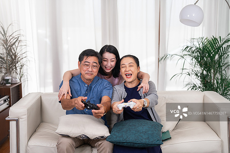 家人在家中玩游戏图片素材