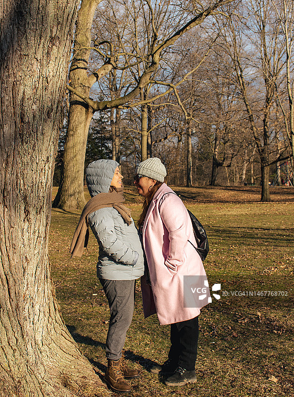 母女在公园里互动图片素材
