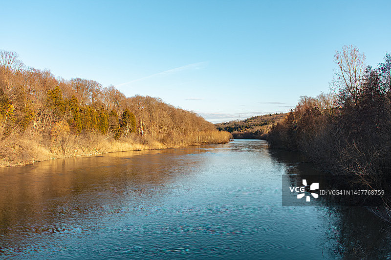 安大略省公园内的河流景色图片素材