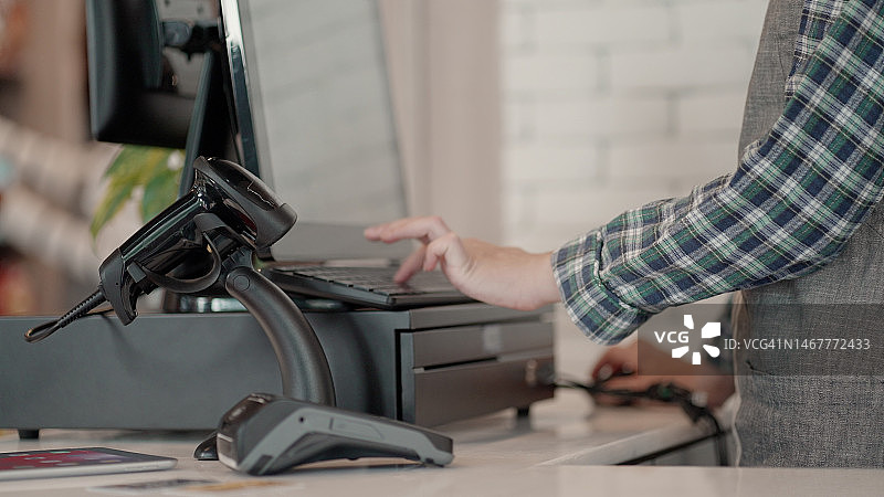 年轻女店主或经理在咖啡店工作。员工或收银员站在柜台后准备为顾客服务，咖啡师正在接单。小企业、创业概念图片素材