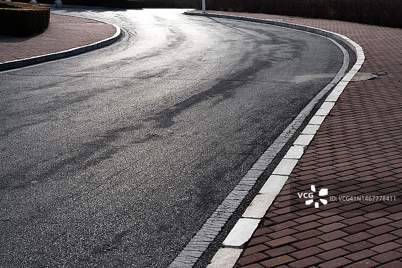 逆光下的沥青路图片素材