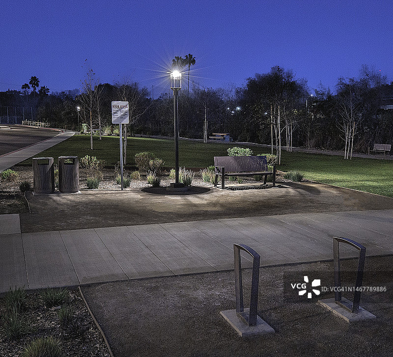 日落时分公共公园内照明的电灯图片素材