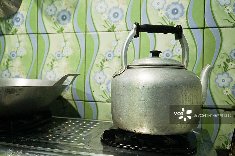 炉子上的锡茶壶图片素材