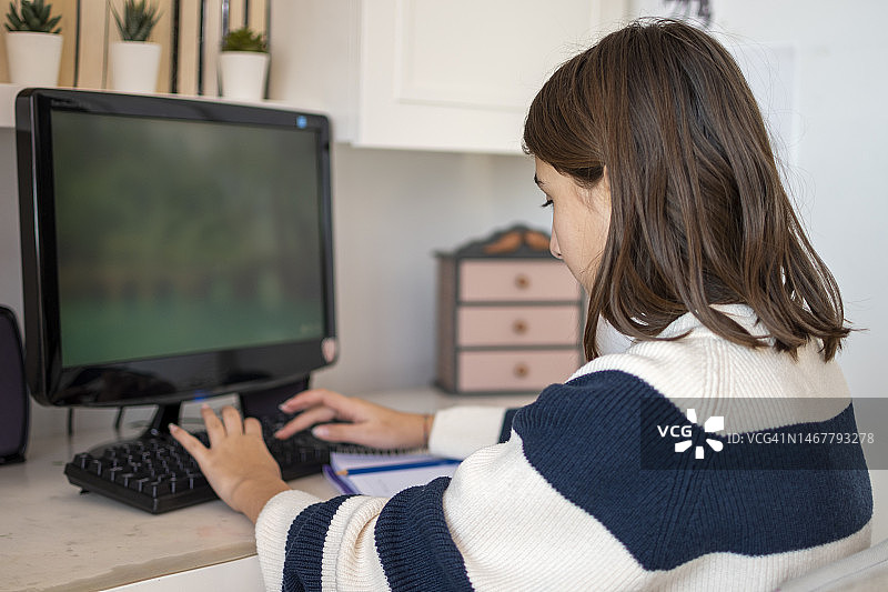 在家进行在线教育的女子图片素材