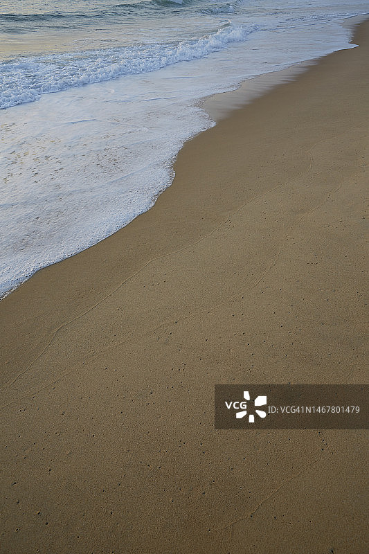 俯视视角：海滩与大海图片素材