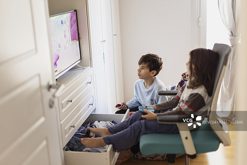 孩子们在家玩电子游戏图片素材