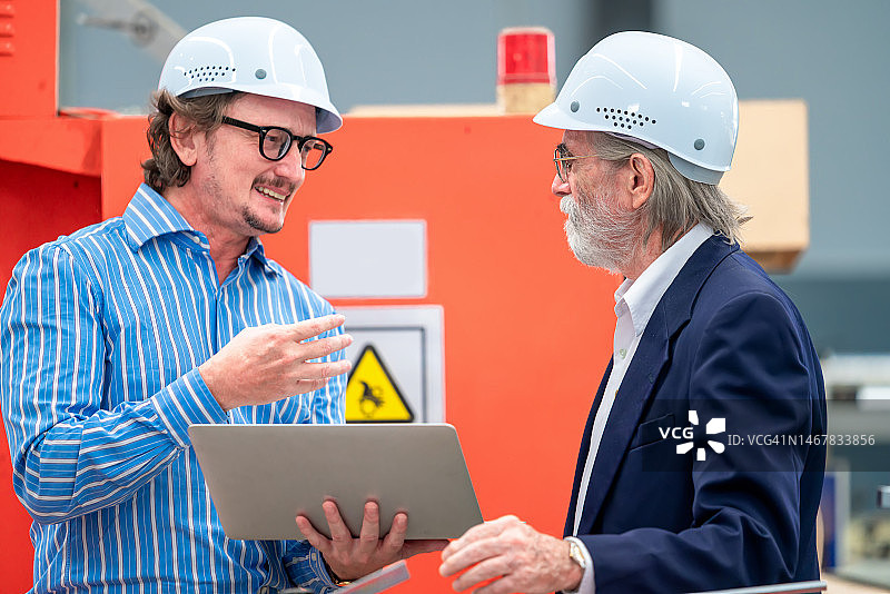 制造业中的车间控制系统：工业工程师使用车间控制软件跟踪并向企业主报告造纸厂的运营进度图片素材