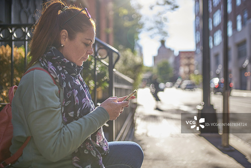 在美国纽约户外使用智能手机的女人图片素材